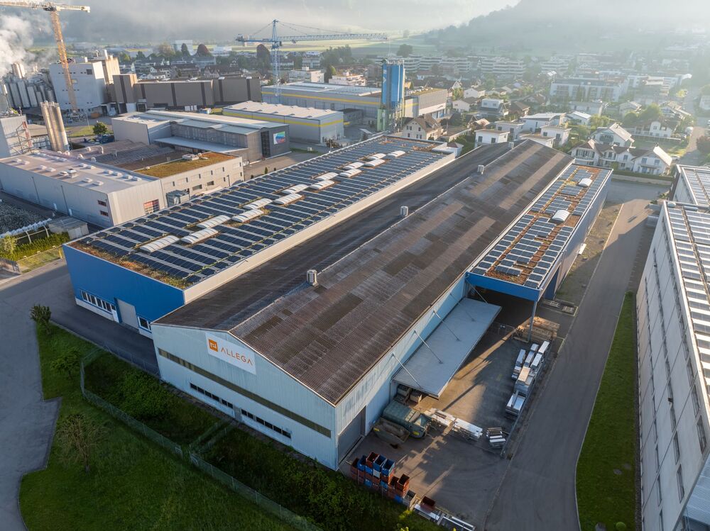 Für Photovoltaikanlagen auf Gewerbeliegenschaften bieten Contracting-Lösungen ein Rundum-sorglos-Paket. Im Bild: Anlage mit 441 kWp der Allega GmbH in Dagmersellen. (Foto: Stephan Werde)